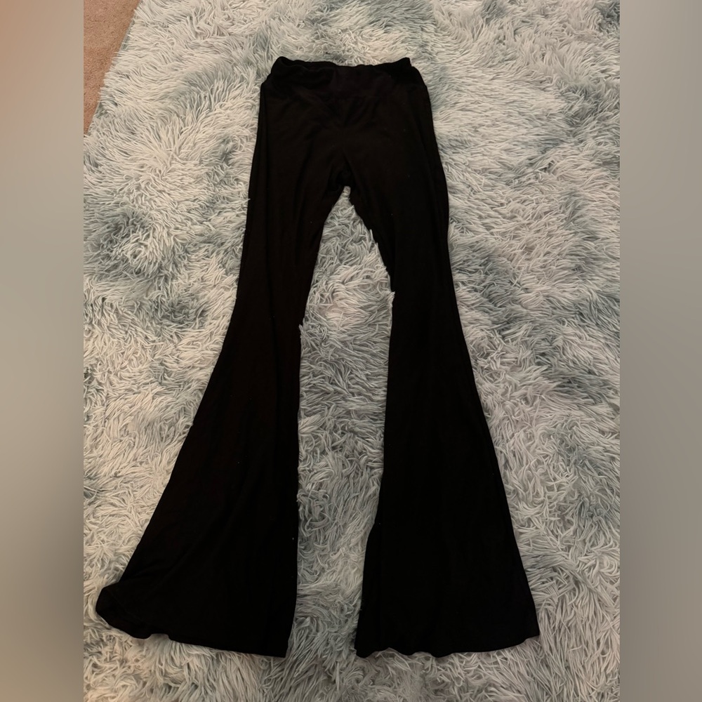 No Boundaries Flared leggings. BLACK. SIZE small